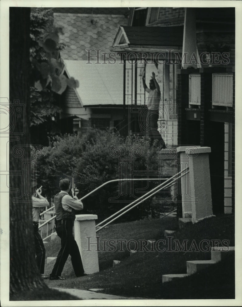 1975 Press Photo James Szulczewaki surrenders at house to policemen for murder. - Historic Images