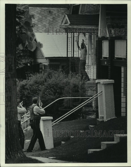 1975 Press Photo James Szulczewaki surrenders at house to policemen for murder. - Historic Images