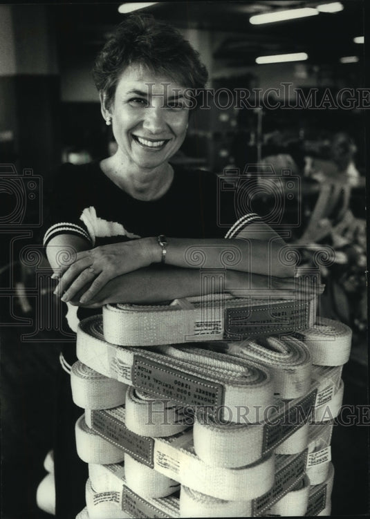1989 Milwaukee's Susan Szymczak, president & CEO of Safeway Sling - Historic Images