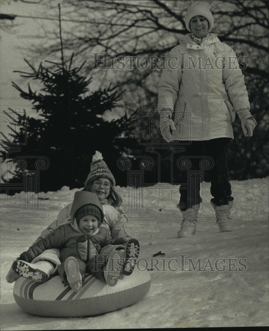 1993 Press Photo Patty O'Connell & her children snow sledding, Wisconsin - Historic Images