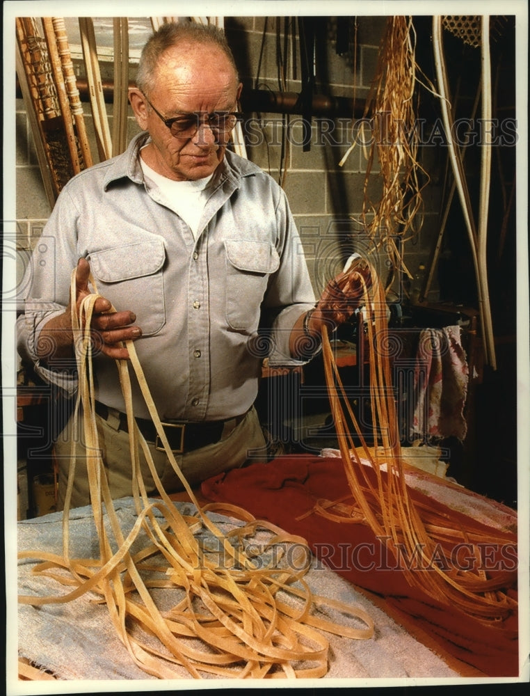 1984 Press Photo Tom Nelson, Snowshoe Maker, Ashland, Wisconsin - mjc14314 - Historic Images