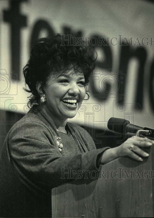 1987 Carole Simpson, ABC news correspondent at conference in MECCA - Historic Images