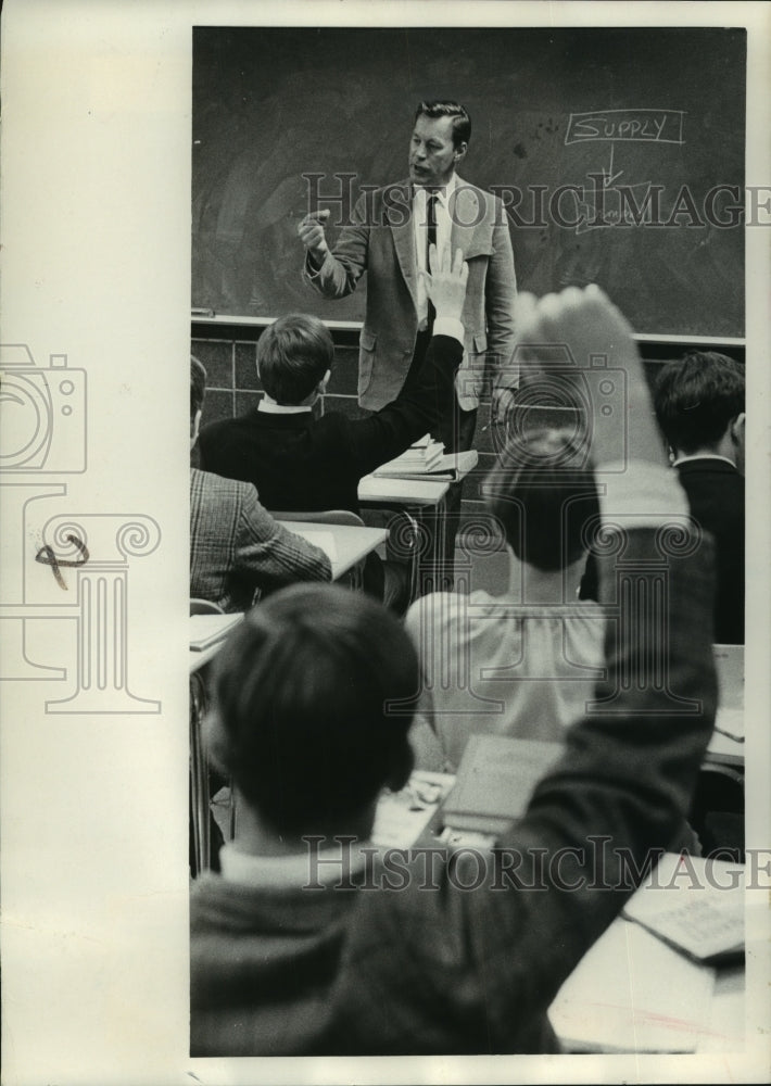 1968 Press Photo Academy director William Smeeth in class with eager students. - Historic Images