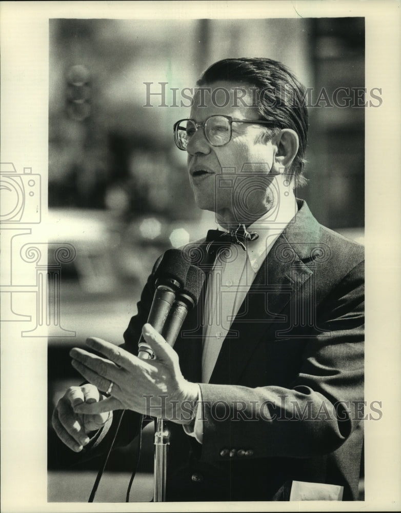 1988 Senator Paul Simon spoke to Chrysler workers in Kenosha. - Historic Images