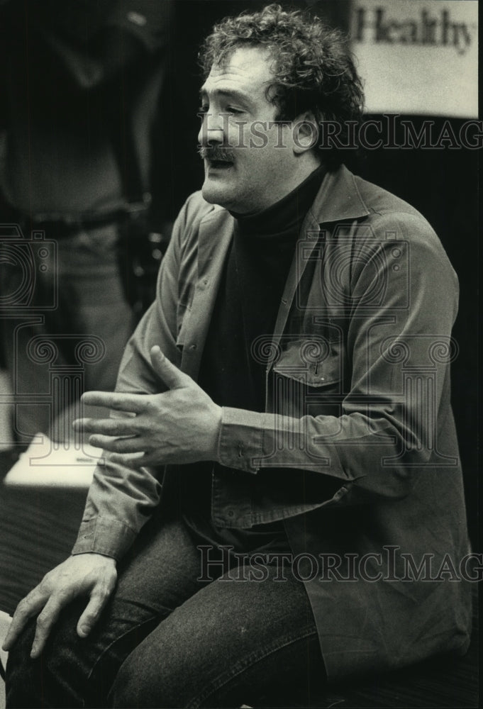 1989 Press Photo Mitch Snyder homeless advocate at news conference, Wisconsin - Historic Images