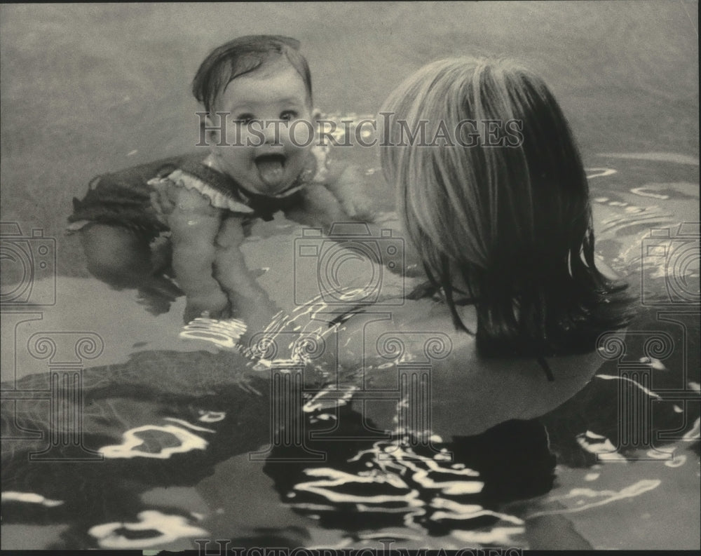 1984 Press Photo Mother & child in therapy pool at La Crosse Lutheran Hospital - Historic Images