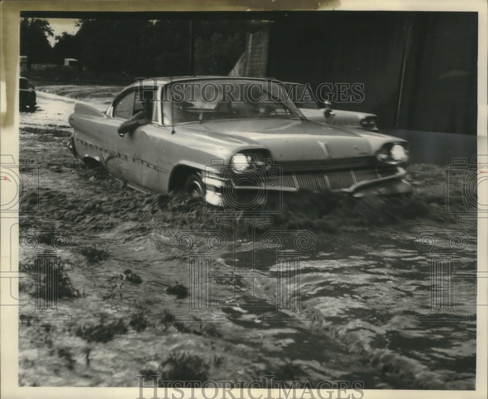 1962 Press Photo Traffic in storm flooded street, Milwaukee, Wisconsin - Historic Images