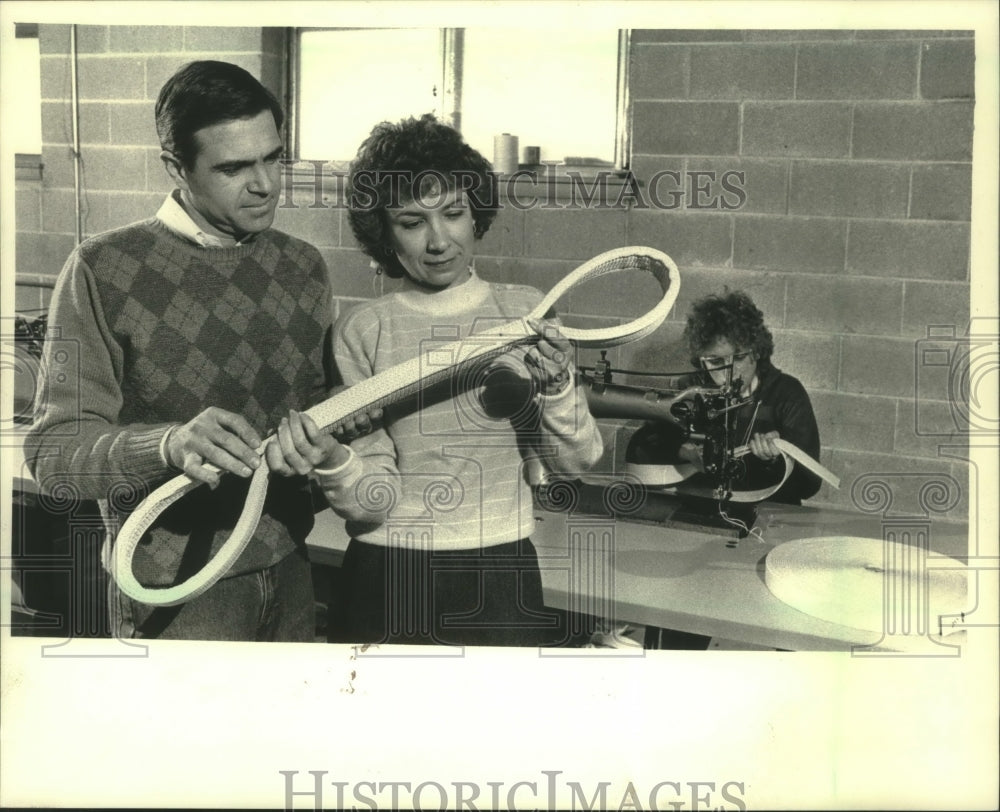 1987 Press Photo James and Sue Szymczak with Sling by Safeway Sling Company - Historic Images