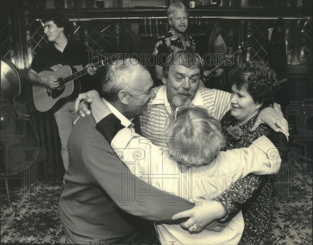 1985 Press Photo Two couples dance as welcomed to U.S. at restaurant, Cudahy - Historic Images