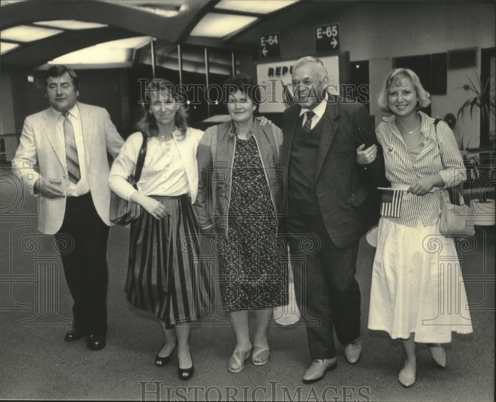 1985 Press Photo Pamela Sztukowski, Wisconsin, with Family Members from Poland - Historic Images