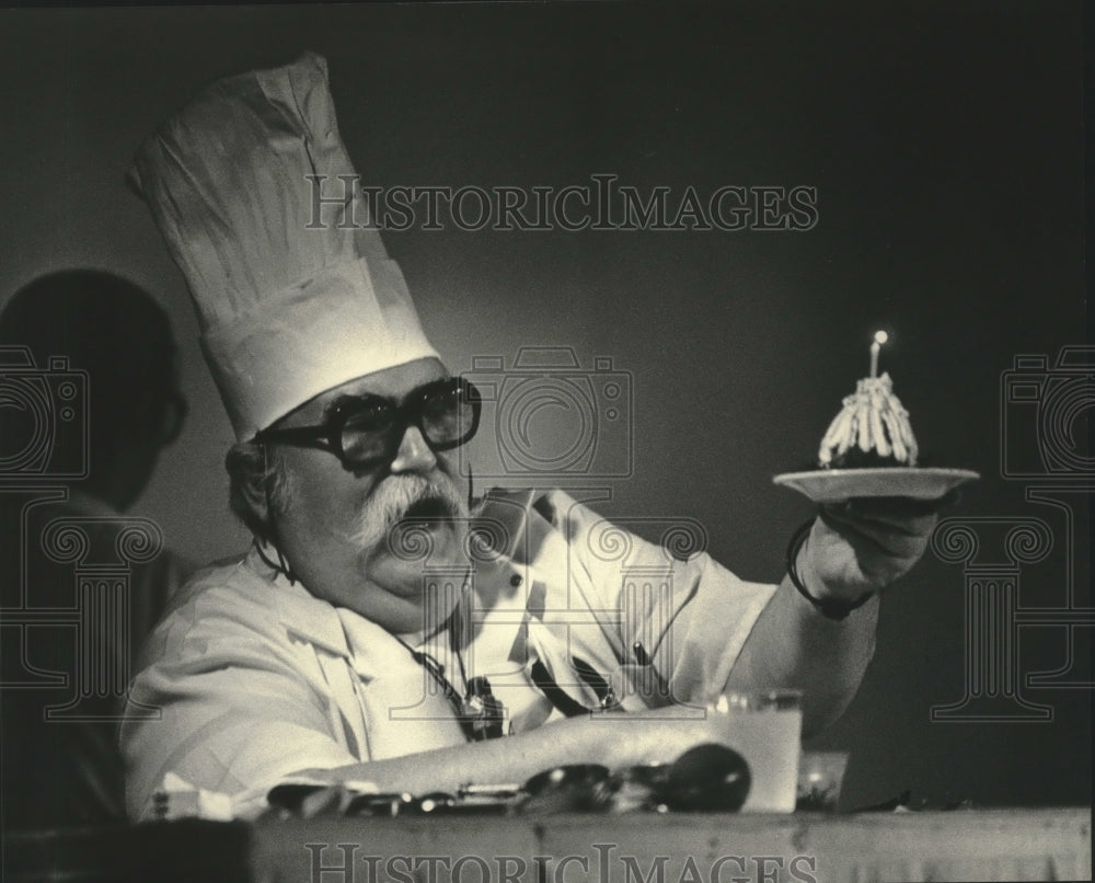 1984 Press Photo Chef Louis Szathmary pear dessert during his demonstration - Historic Images