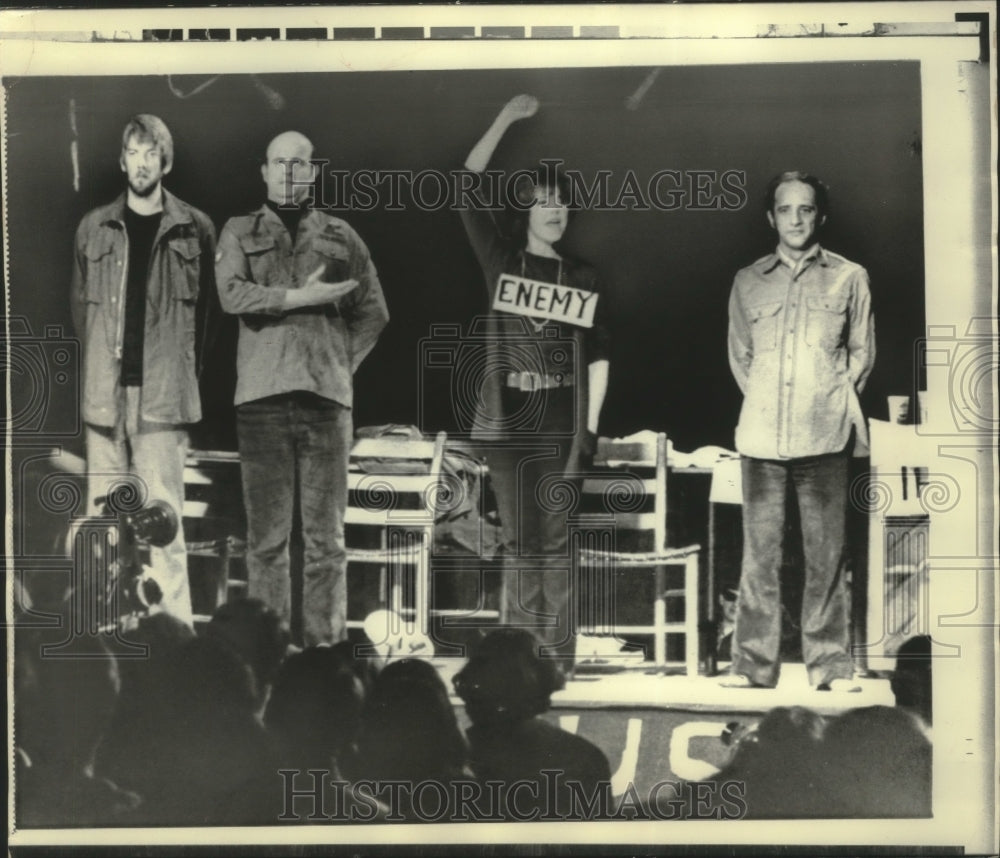 1974 Press Photo Actress Jane Fonda during a skit, Fayetteville, North Carolina - Historic Images