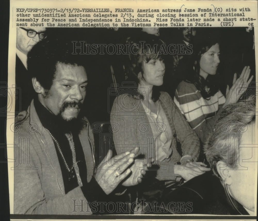 1972 Press Photo Jane Fonda &amp; other American delegates in Versailles, France - Historic Images