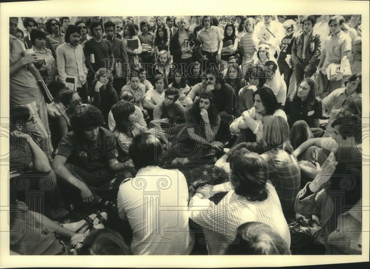 1972 Press Photo Jane Fonda talks with students on USC campus - mjc14504-Historic Images