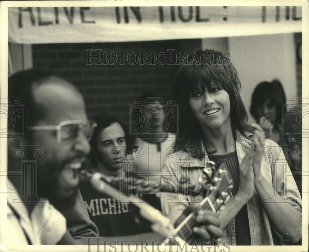 1972 Press Photo Jane Fonda listens to student folksinger - mjc14508 - Historic Images