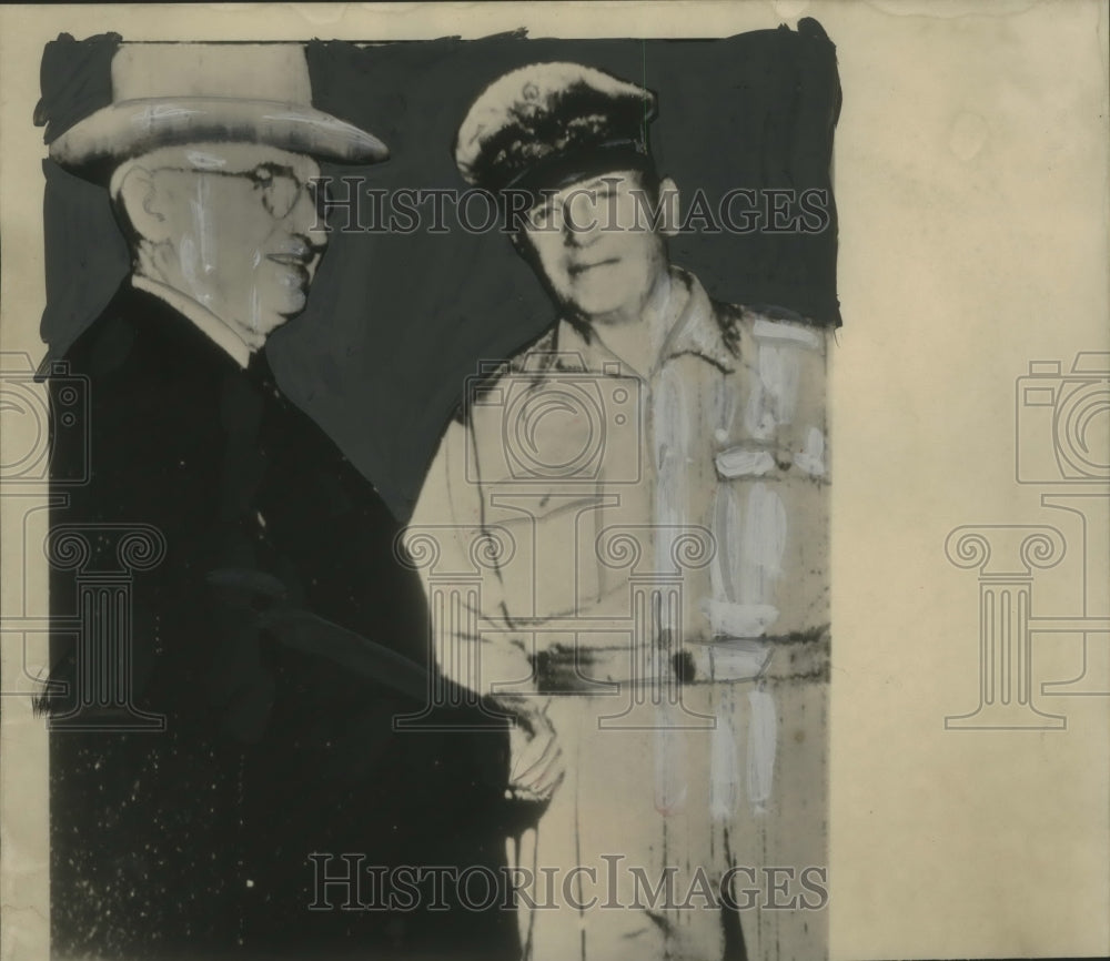 1950 Press Photo President Truman and General MacArthur meet on Wake Island - Historic Images