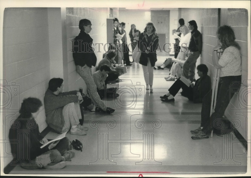 1988 Press Photo Students study waiting in Hall for classes to start, Wisconsin. - Historic Images