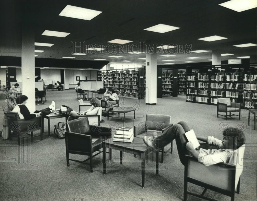 1980, University of Wisconsin-Waukesha&#39;s library and student lounge - Historic Images