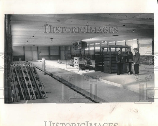 1964, University of Wisconsin-Madison Agricultural School's new barn - Historic Images