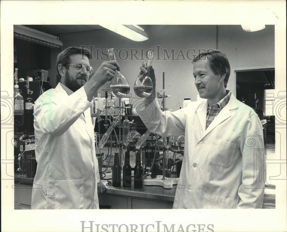 1987 Press Photo Brewmasters at University of Wisconsin-Madison campus building - Historic Images
