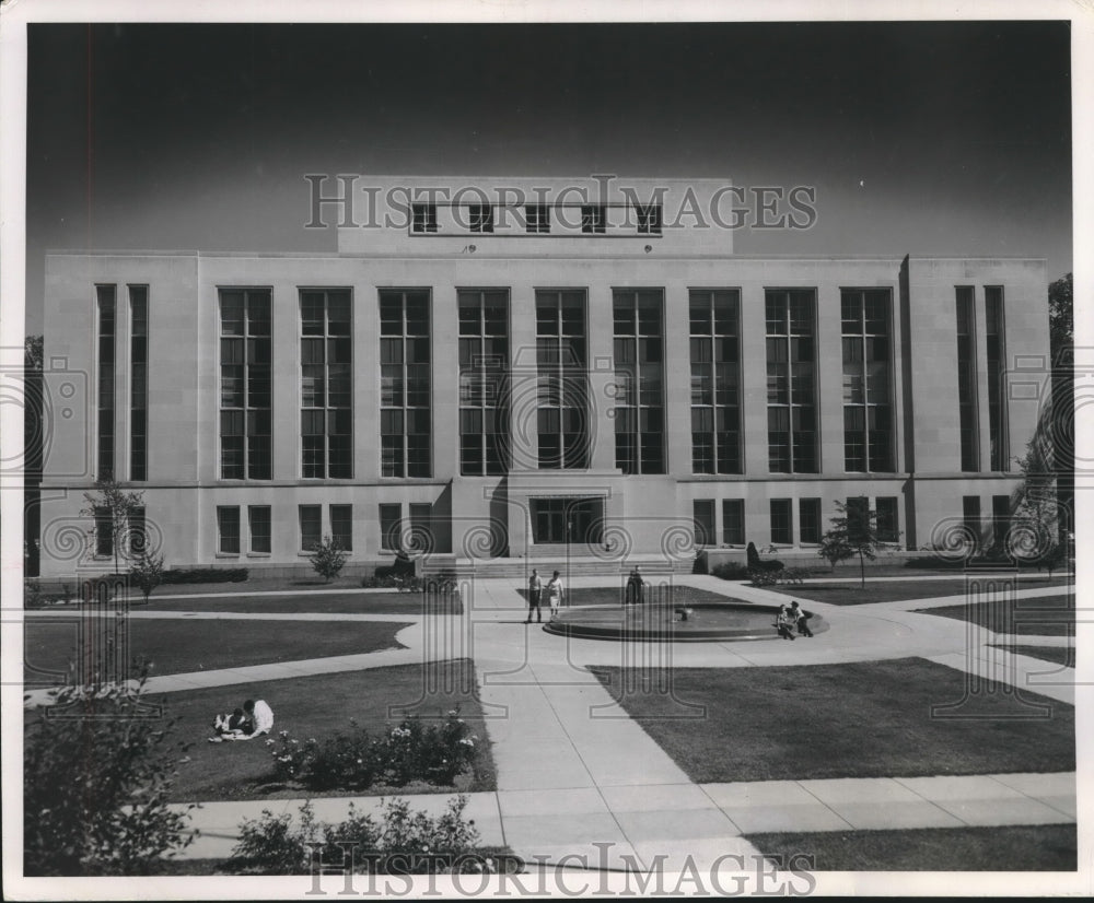 1958 Press Photo Students relax on the lower campus at University of Wisconsin - Historic Images