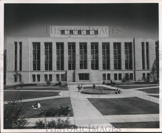 1958 Press Photo Students relax on the lower campus at University of Wisconsin - Historic Images