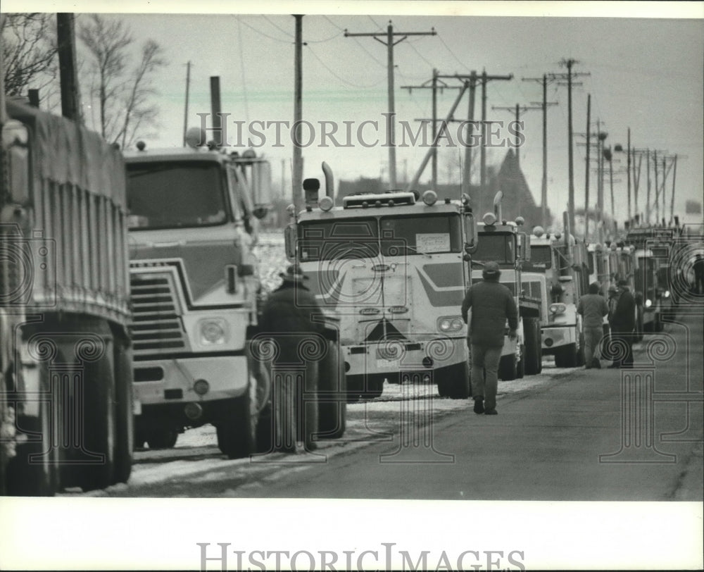 1983 Press Photo Truckers in Racine County show support for strike - mjc14653 - Historic Images