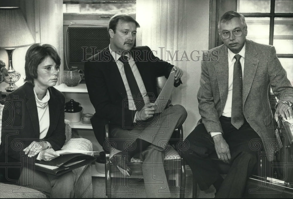 1989 Press Photo Milwaukee area advisers review widow&#39;s personal finances - Historic Images