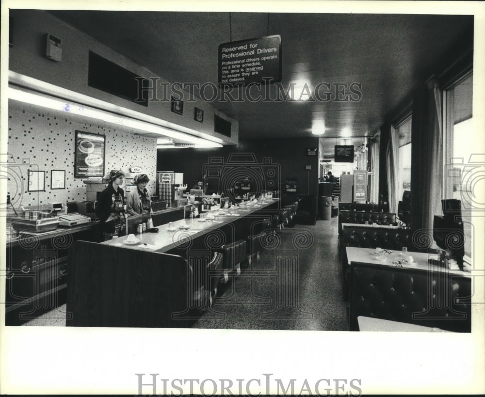 1983 Oak Creek truck stop in Milwaukee stands empty due to strike - Historic Images