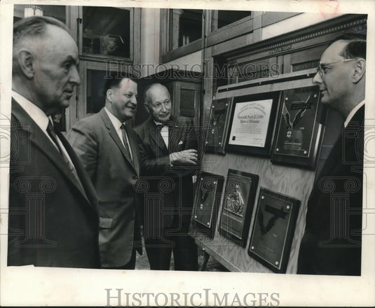 1959 Press Photo A. A. Lienemann & others present safety awards to Milwaukee - Historic Images