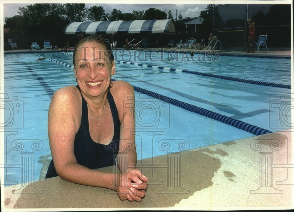1994 Press Photo Merle Wasserman, in pool swimming three or four times a week. - Historic Images