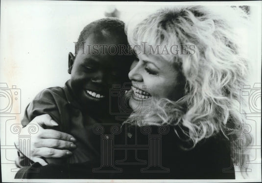 1992 Press Photo Sally Struthers working with child, Christian Children's Fund. - Historic Images