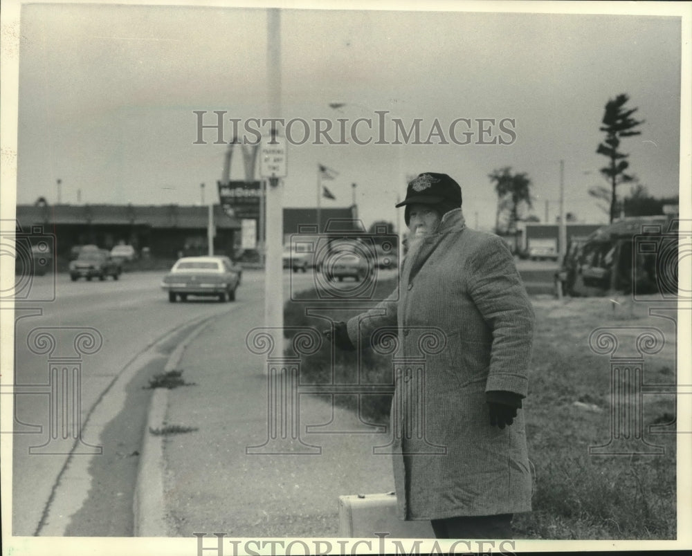1983, Hobo Tom Byron in Escanaba on his journey across the country - Historic Images