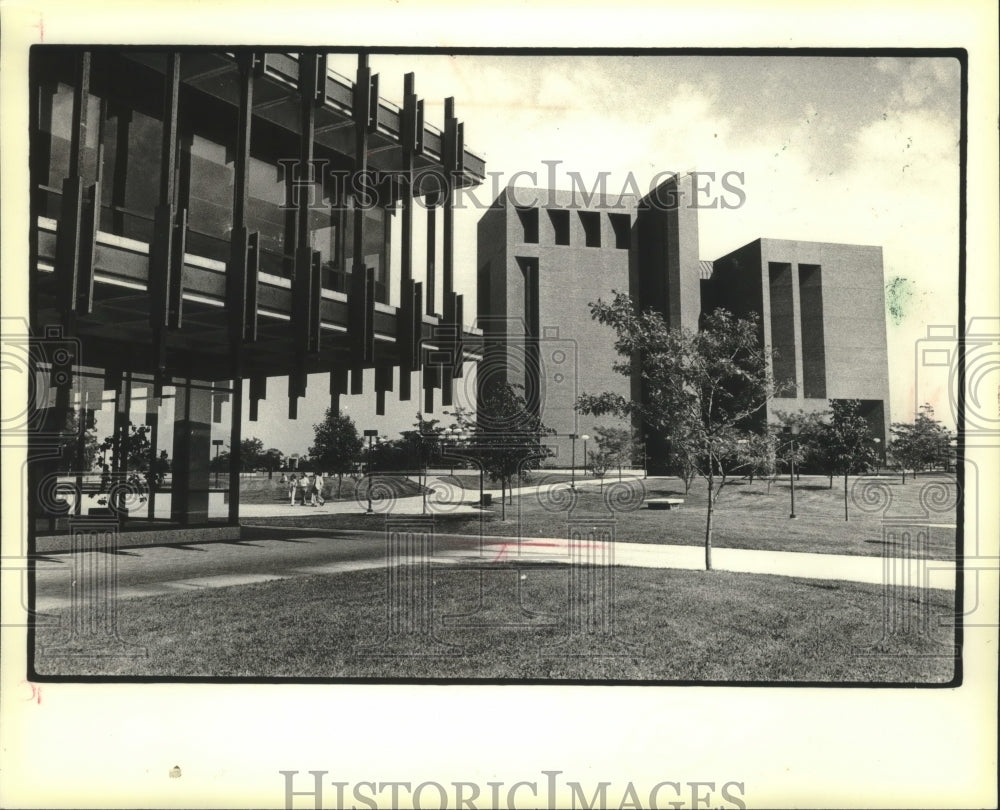 1979, University of Wisconsin-Green Bay&#39;s buildings dwarf students - Historic Images