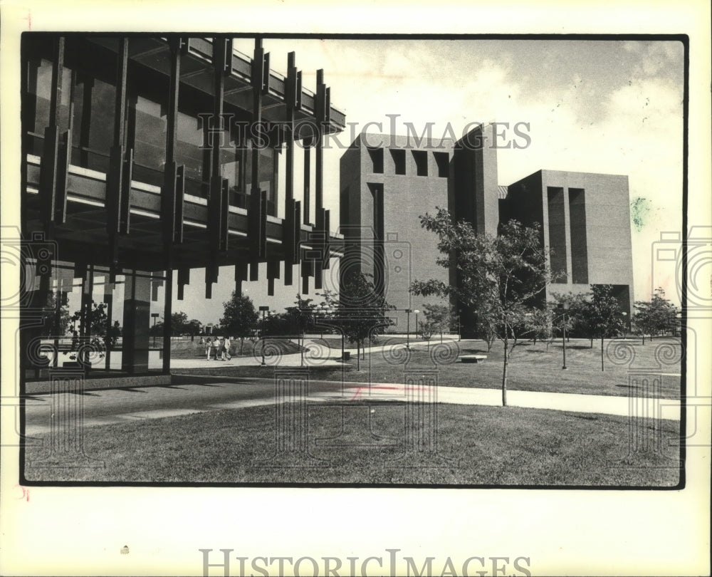 1979, University of Wisconsin-Green Bay's buildings dwarf students - Historic Images