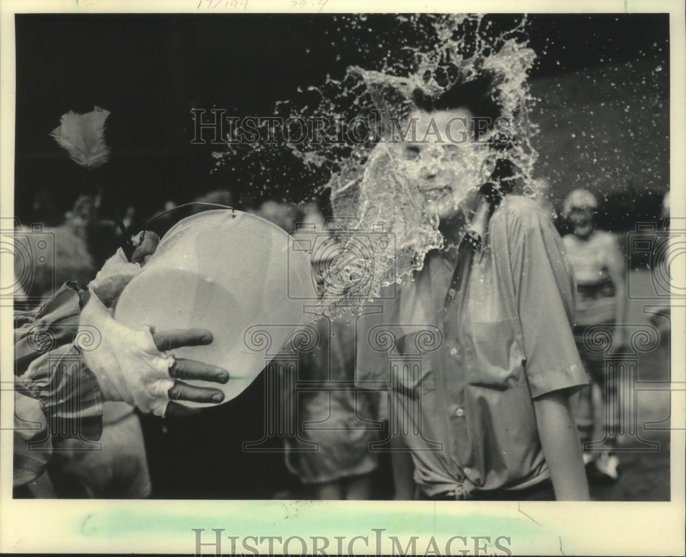 1984 Press Photo The clown workshop proper water-toss at University of Wisconsin - Historic Images