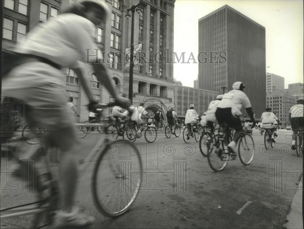 1994 Press Photo Cyclists on streets, Miller Lite Ride For The Arts, Milwaukee. - Historic Images