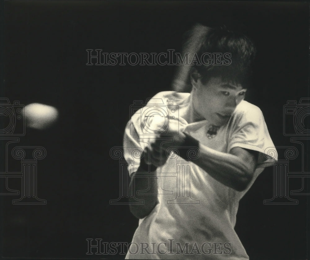 1989 Press Photo Steven Jung in action during the Milwaukee Tennis Classic - Historic Images