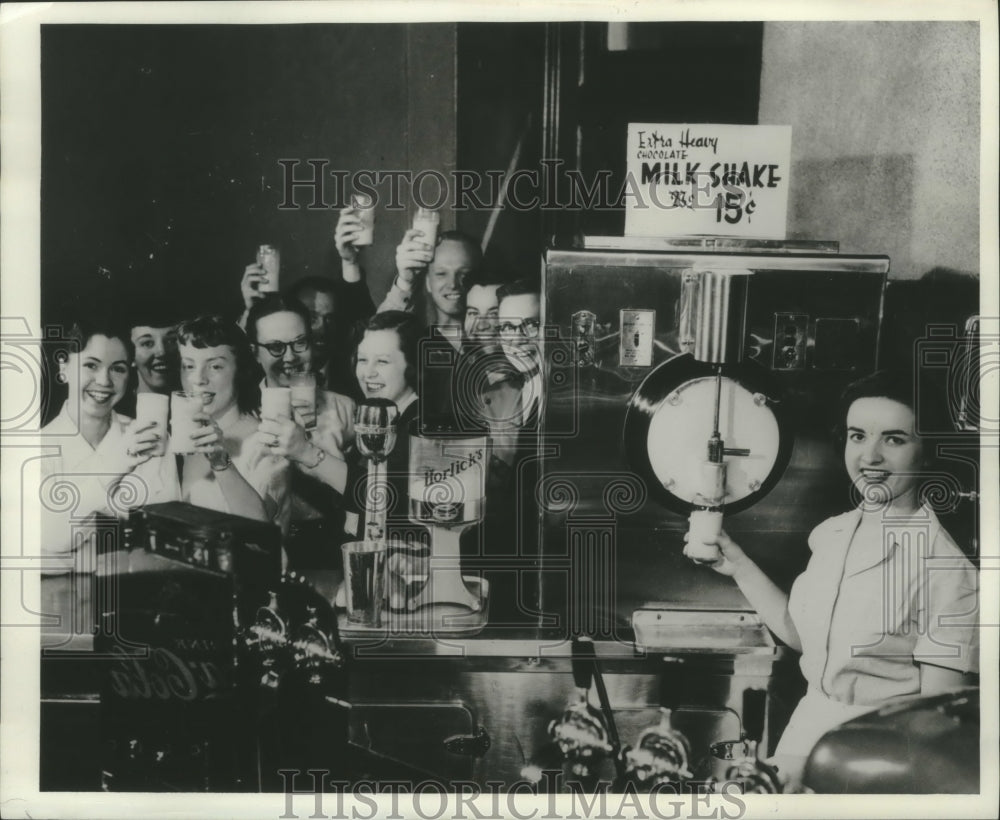 1975 Press Photo Students enjoy milk shakes in 1940s, University of Wisconsin - Historic Images