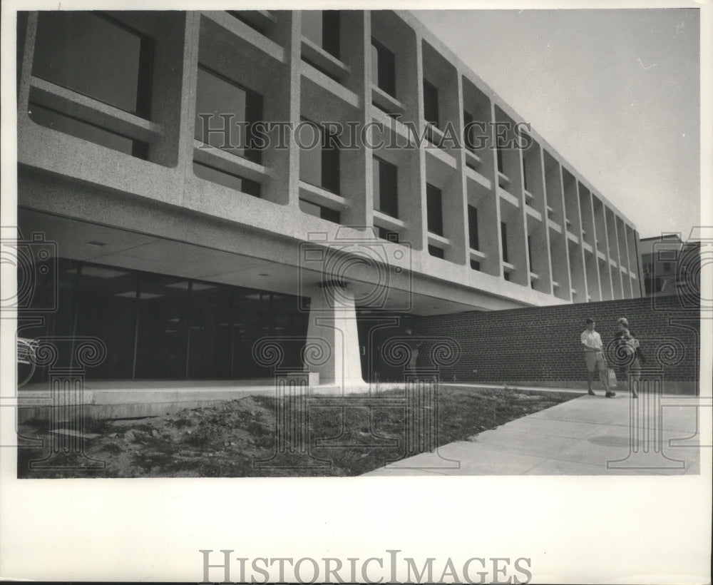 1966 Press Photo Students outside University of Wisconsin, Medical Library-Historic Images