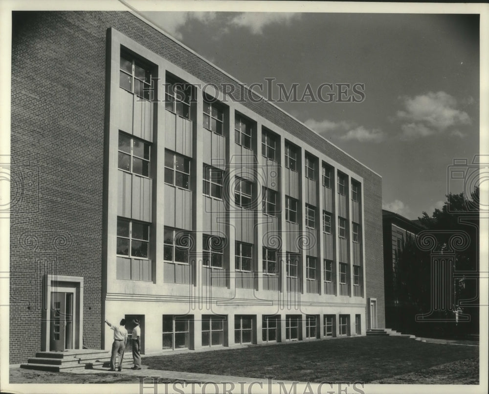 1957 Press Photo Men outside the University of Wisconsin Medical School Addition - Historic Images