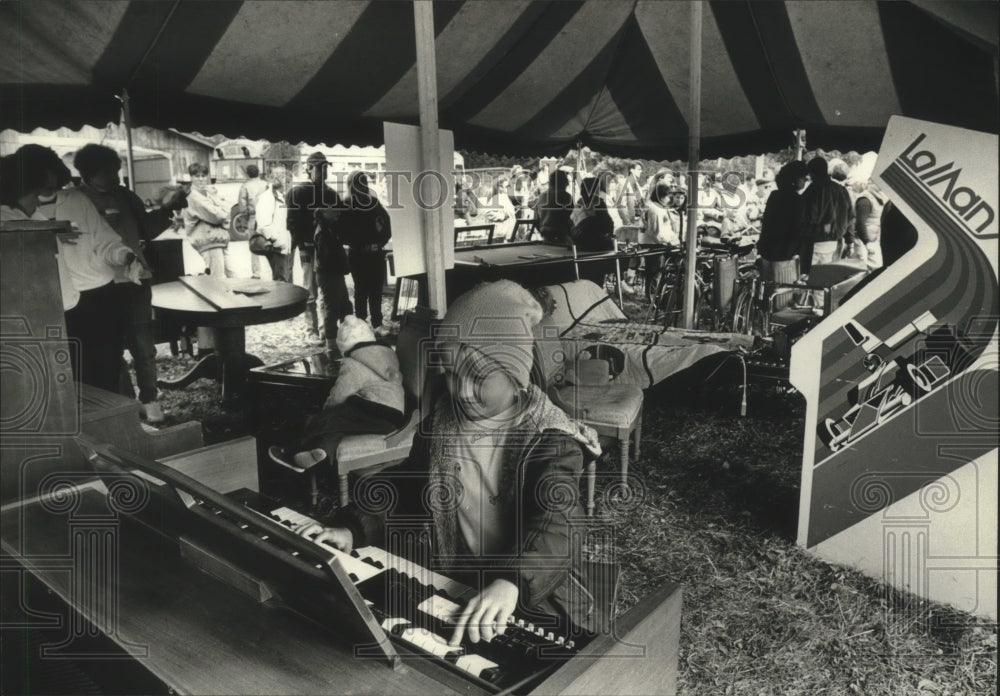 1989 Press Photo April Rasmussen tries organ, University Lake School, Delafield - Historic Images