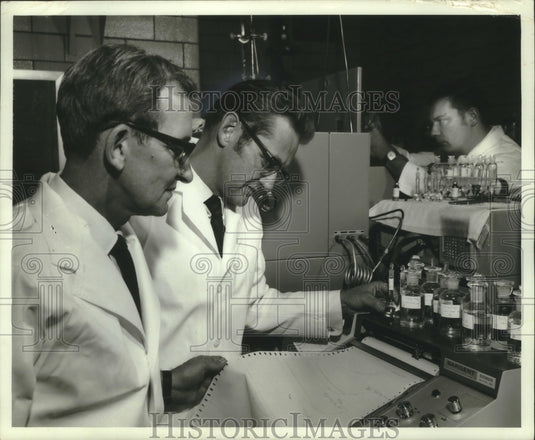 1970, University of Wisconsin-Madison cyclamate research team at work - Historic Images