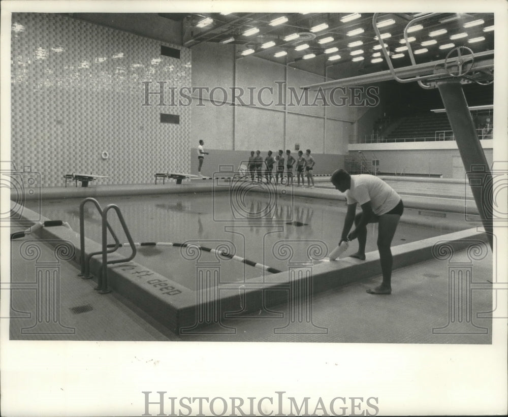 1967 Press Photo Swimmers, coach, pool, University of Wisconsin, Madison - Historic Images