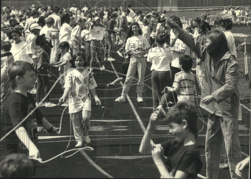 1991 Press Photo Students, University School of Milwaukee, Jump-a-thon - Historic Images