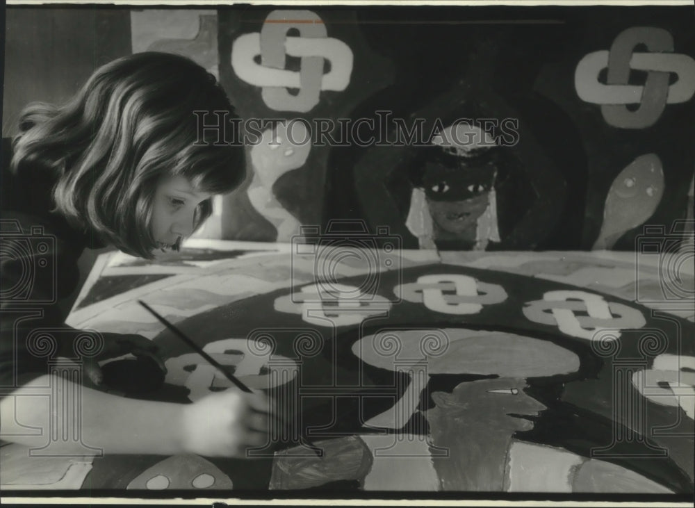 1994 Press Photo Sarah Heitman works on part of a set for Kinderkonzerts - Historic Images