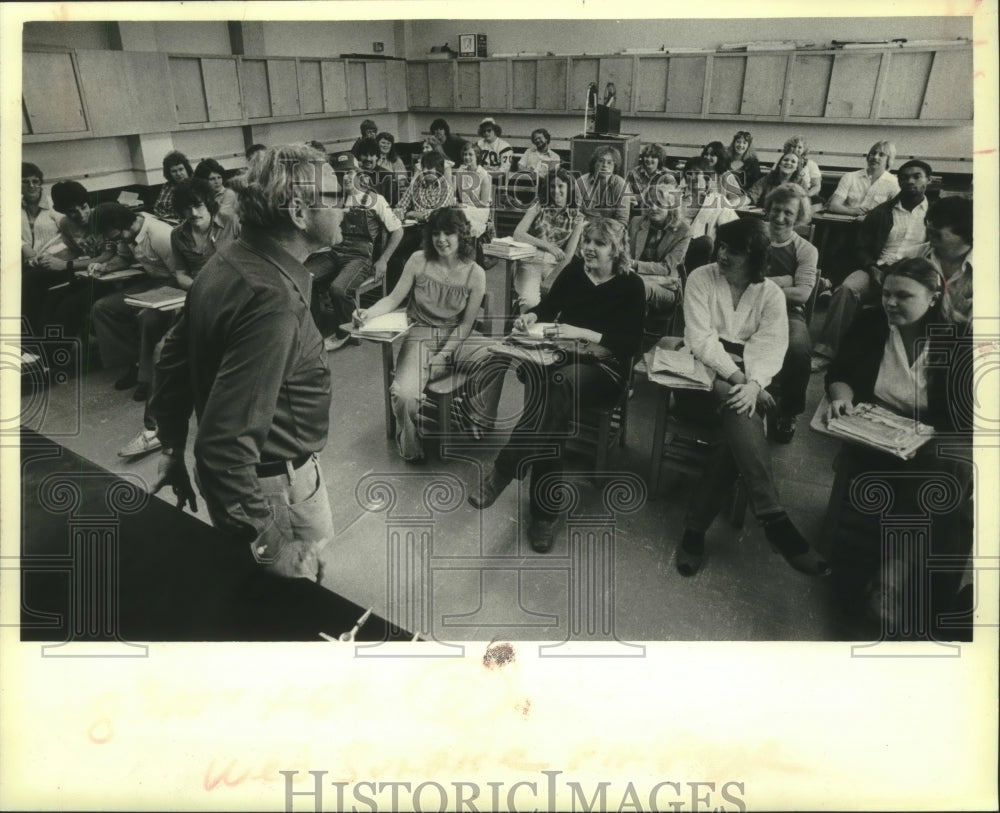 1980, A class at University of Wisconsin-Superior's Barstow Hall - Historic Images