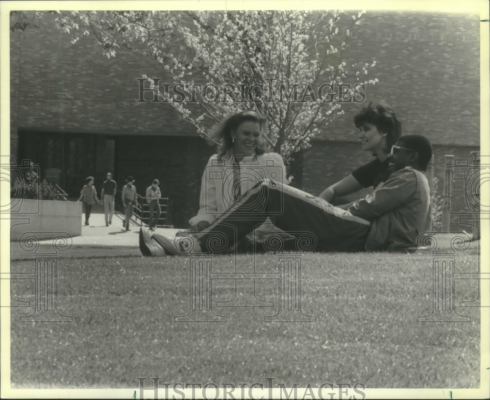 Press Photo A trio on the grass at the University of Wisconsin-Superior campus - Historic Images