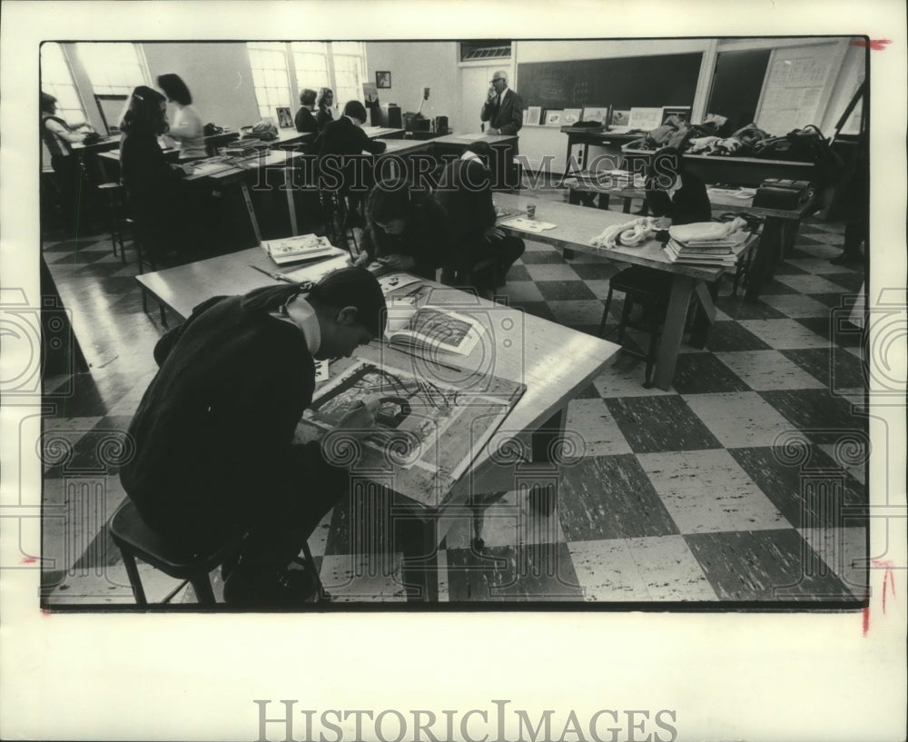 1978 University School of Milwaukee students during art class - Historic Images