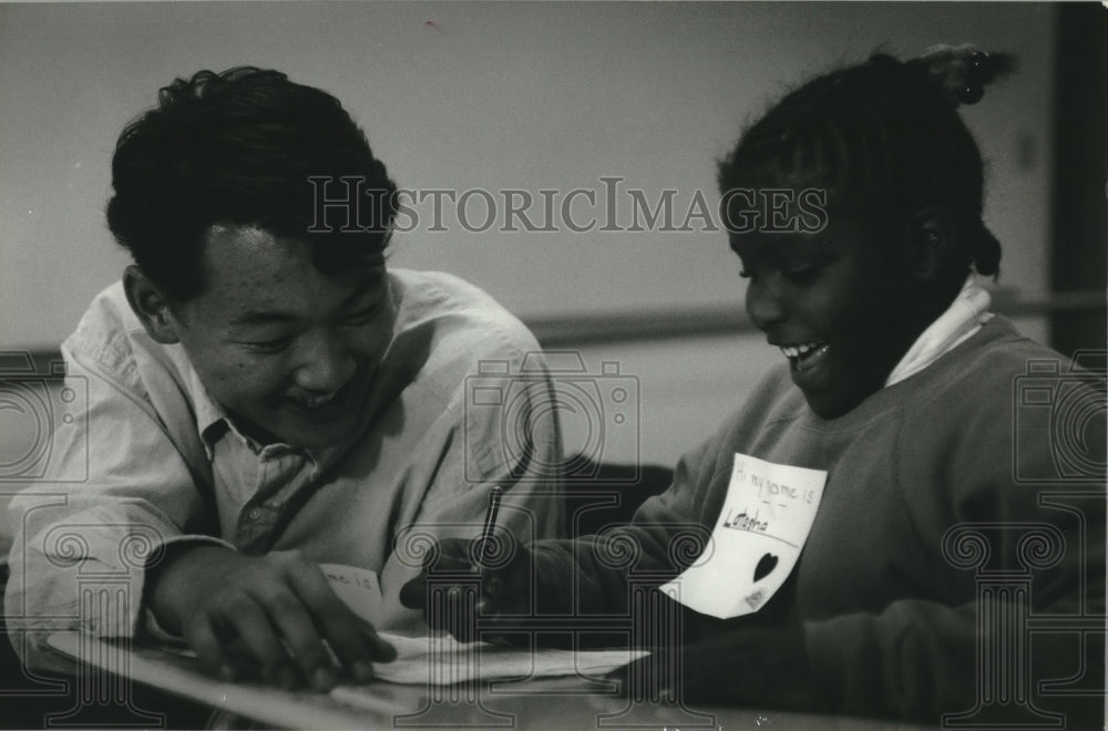 1993 Press Photo University School of Milwaukee students during tutoring session - Historic Images